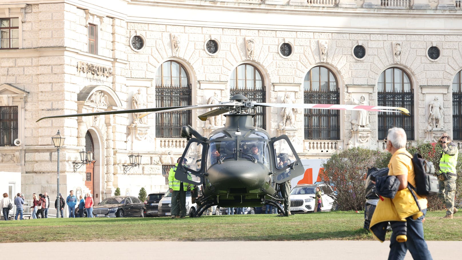 Der AW 169 "Lion" startete am Wiener Heldenplatz