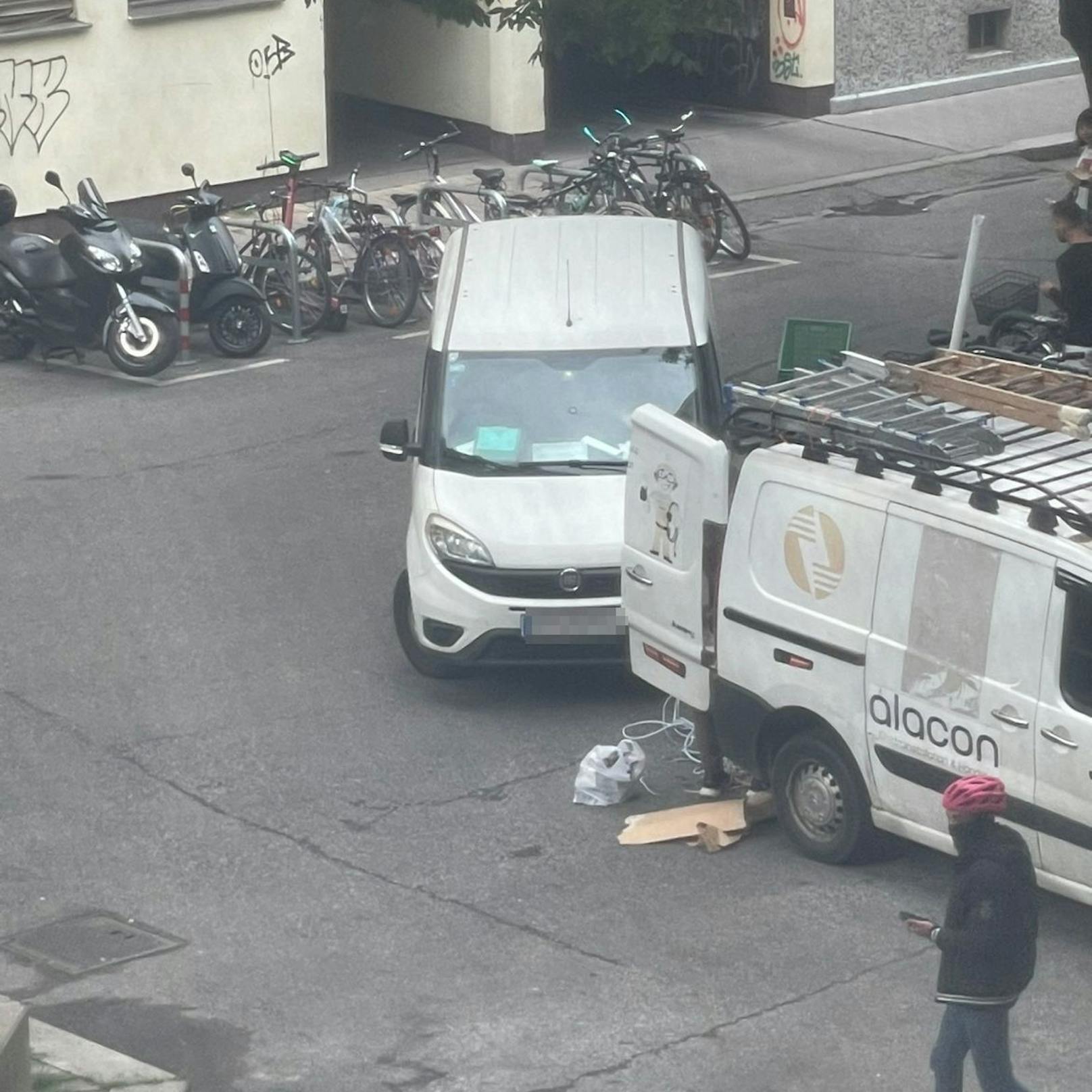 Omar (29) hat es satt: Er geht mittels Anzeigen gegen Falschparker vor.