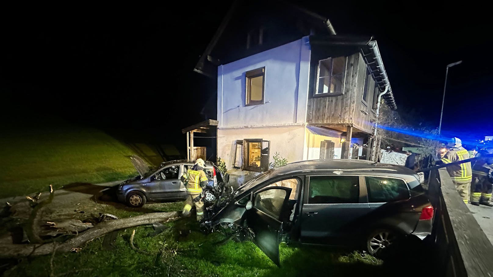 In einer langgezogenen Linkskurve verlor der Lenker, vermutlich aufgrund überhöhter Geschwindigkeit, die Kontrolle über das Fahrzeug und geriet von der Fahrbahn ab.