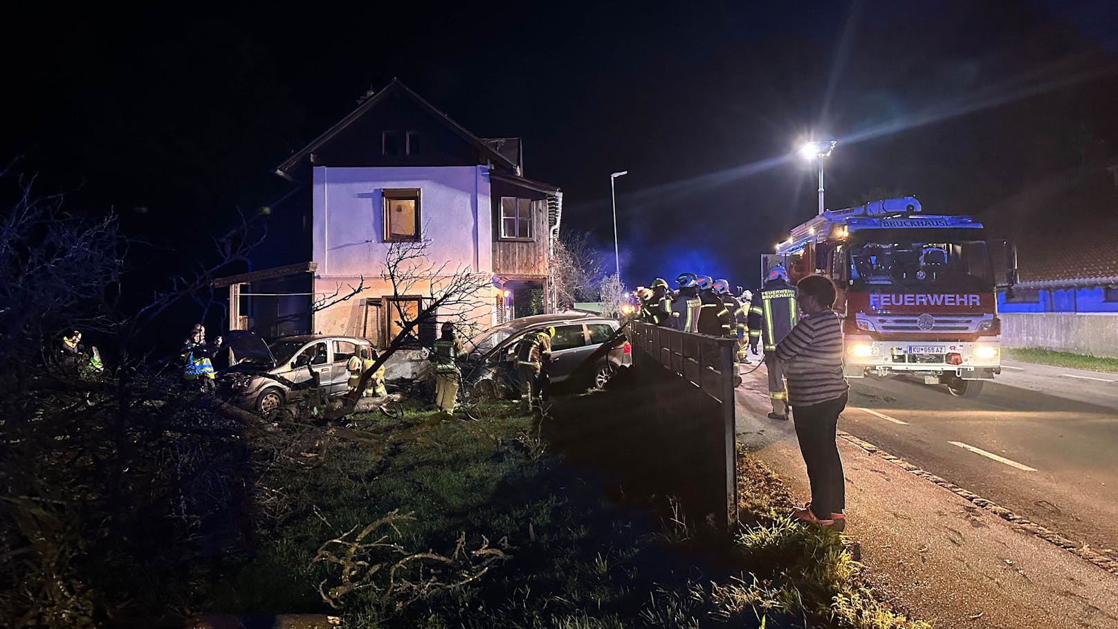 In der Folge seien die Jugendlichen auf der B 171 von Hopfgarten in Richtung Wörgl gefahren, wo sie beim Kreisverkehr eine Polizeistreife feststellten und den Pkw weiter auf die Loferer Straße in Richtung Itter/Söll lenkten.