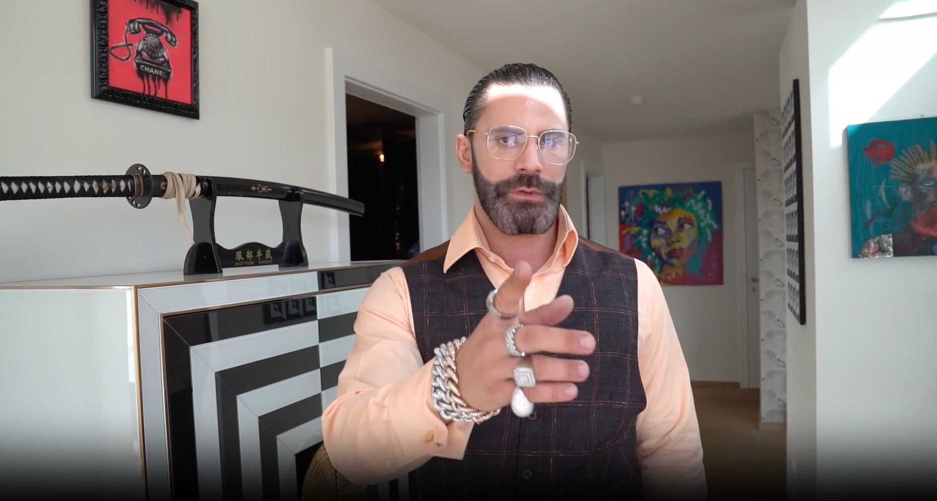 Mike Maschina in seiner Villa in Döbling – immer wieder soll es dort wild zugegangen sein. Durch Klagsdrohungen sollte nichts nach außen dringen.