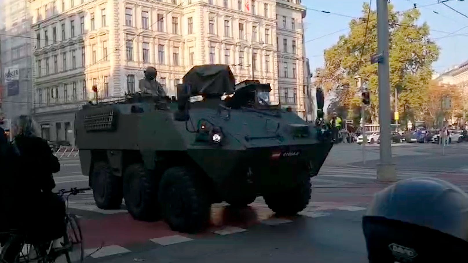 Ein um die Ecke flitzender Essenslieferant (Helm unten rechts) bremste am 27. Oktober 2024 in der Wiener City einen Bundesheer-Panzer aus.