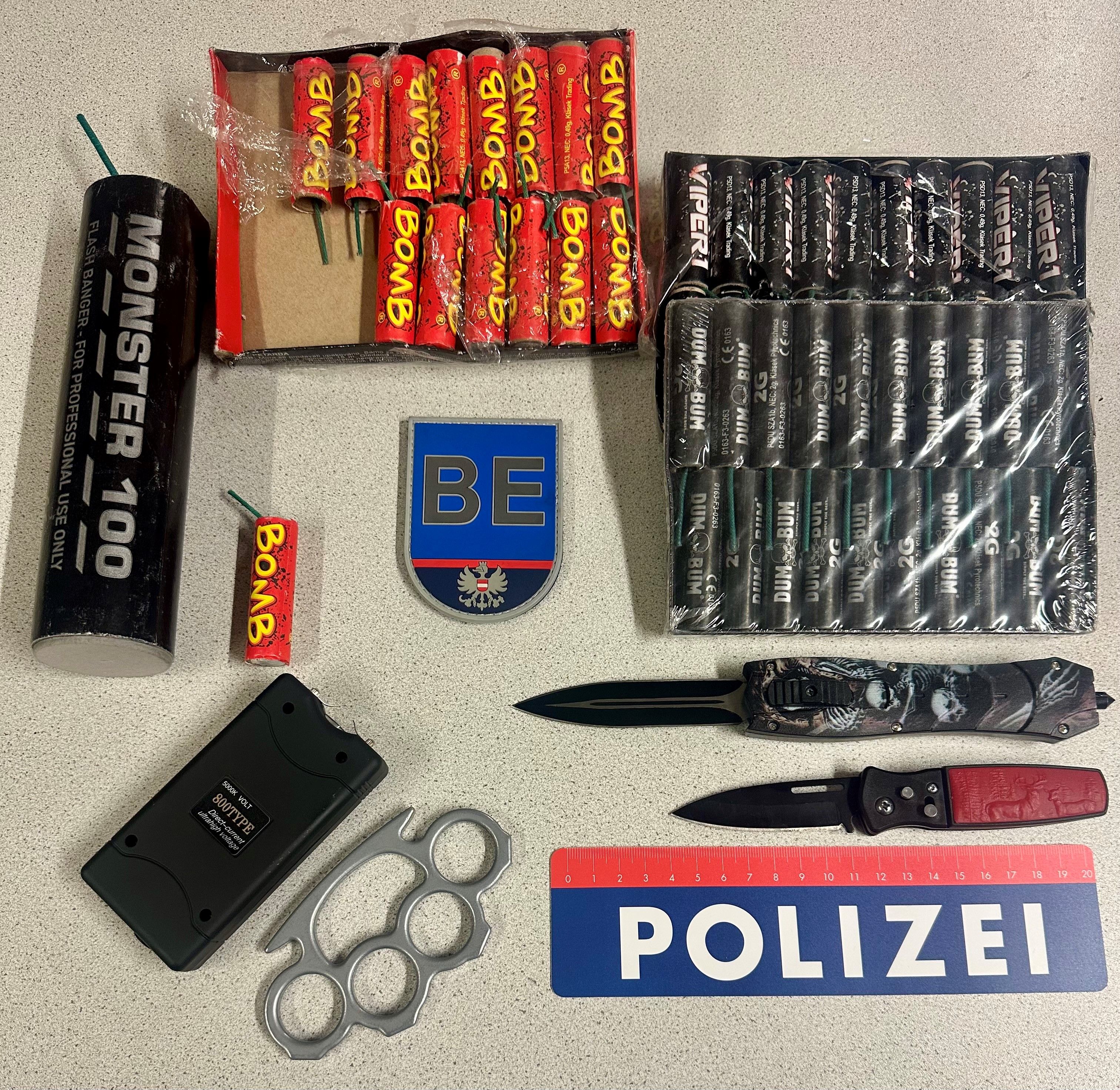 Sicherstellung von Pyrotechnik und Waffen.