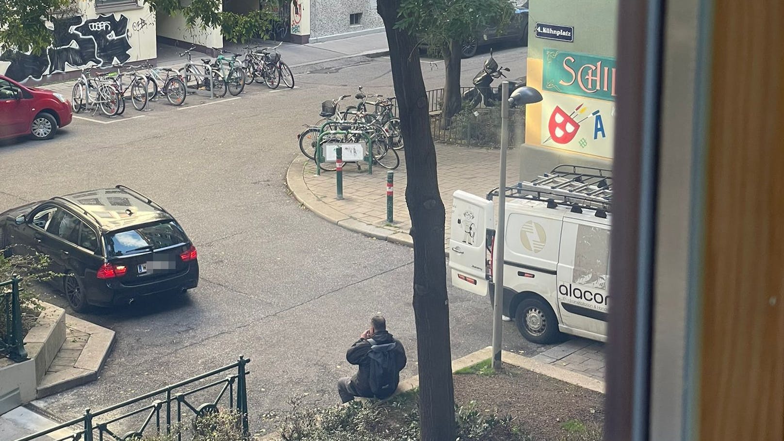 Omar (29) hat es satt: Er geht mittels Anzeigen gegen Falschparker vor.