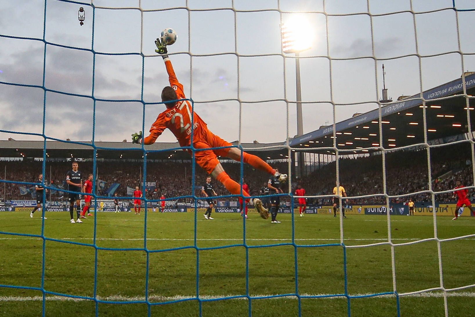 Coman trifft sehenswert gegen Drewes.