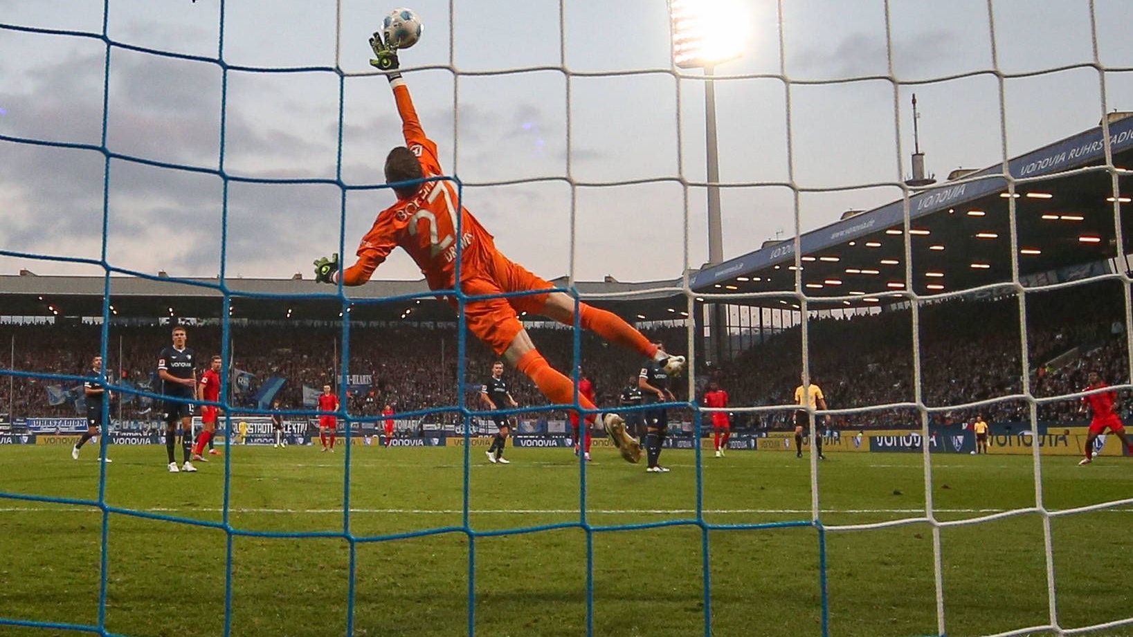 Coman trifft sehenswert gegen Drewes.