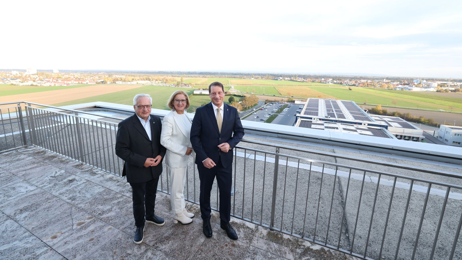 Auf einer Fläche von rund 20.000 Quadratmetern wurde am Headquarter in Gumpoldskirchen eine der größten Dachphotovoltaik-Anlagen in NÖ errichtet: Im Bild: Ferdinand Köck, Johanna Mikl-Leitner und Stefan Krenn (v.l.)