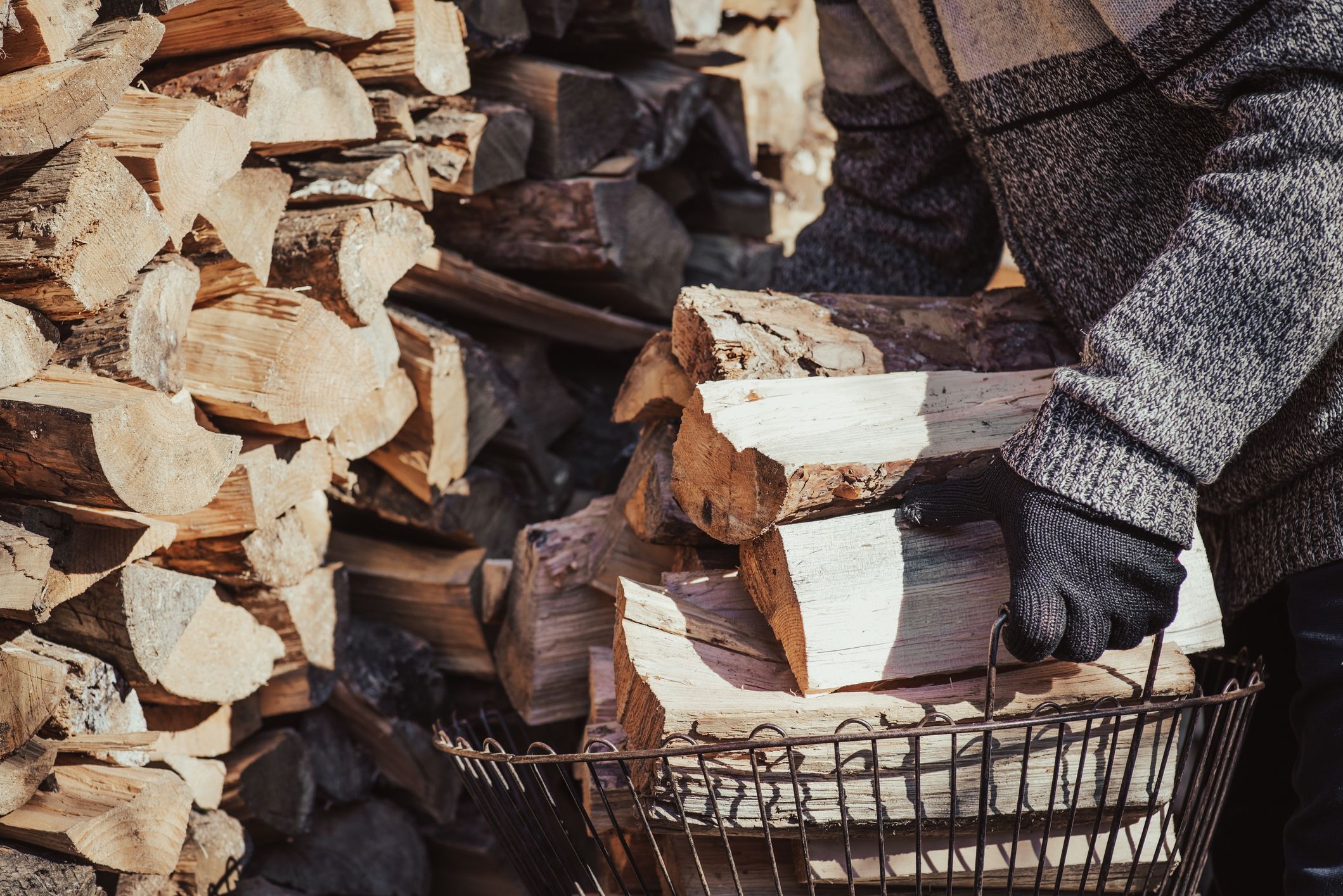 Die Arbeiterkammer Oberösterreich hat die Preise für Brennholz vergleichen.