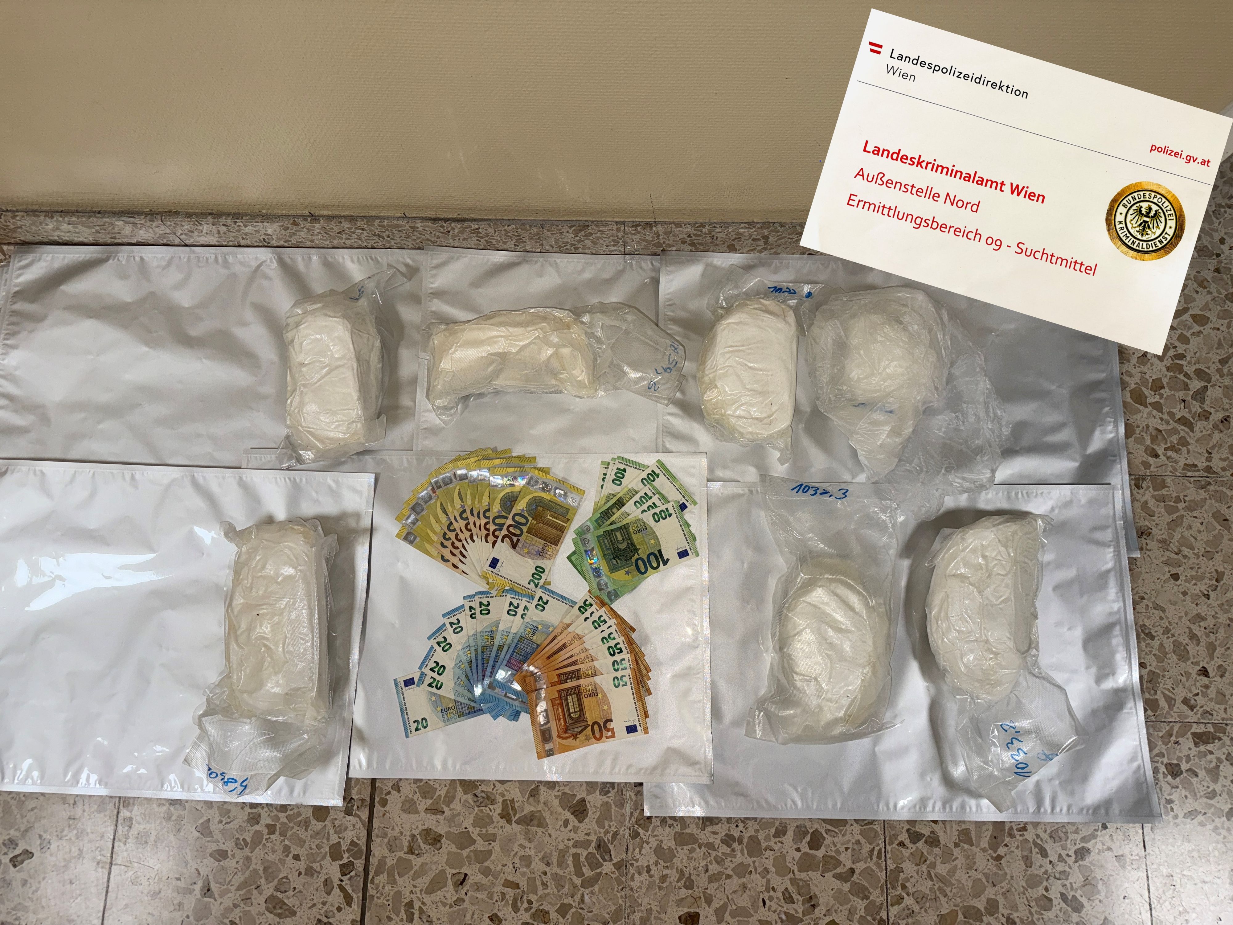 Das Suchtgift und das Bargeld wurden sichergestellt.
