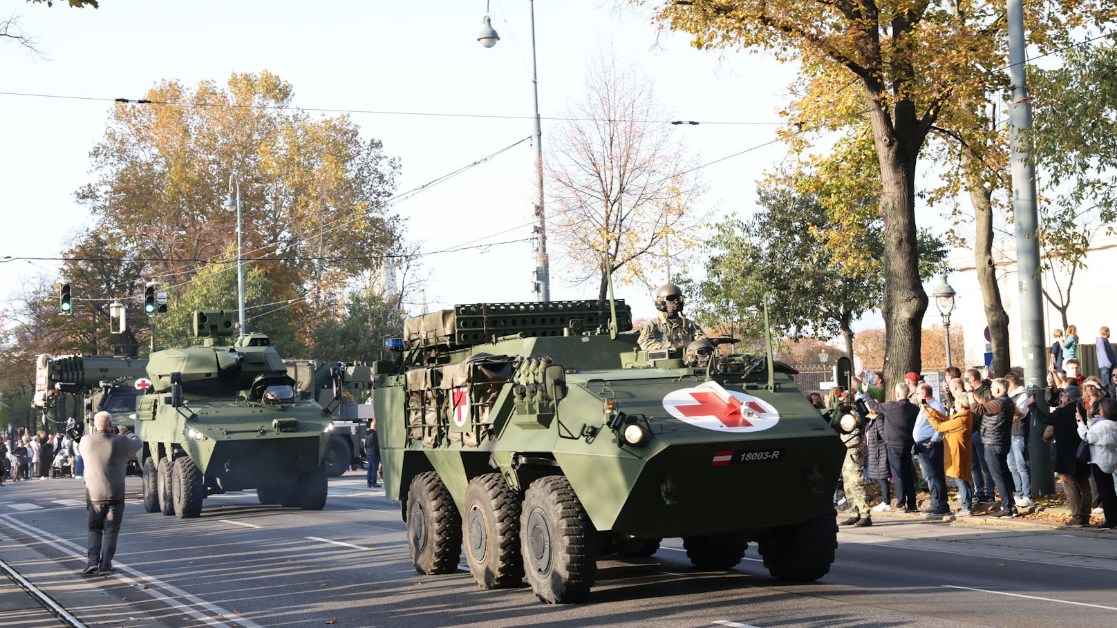 Verschiedene Militärische Fahrzeuge nahmen an der Parade teil