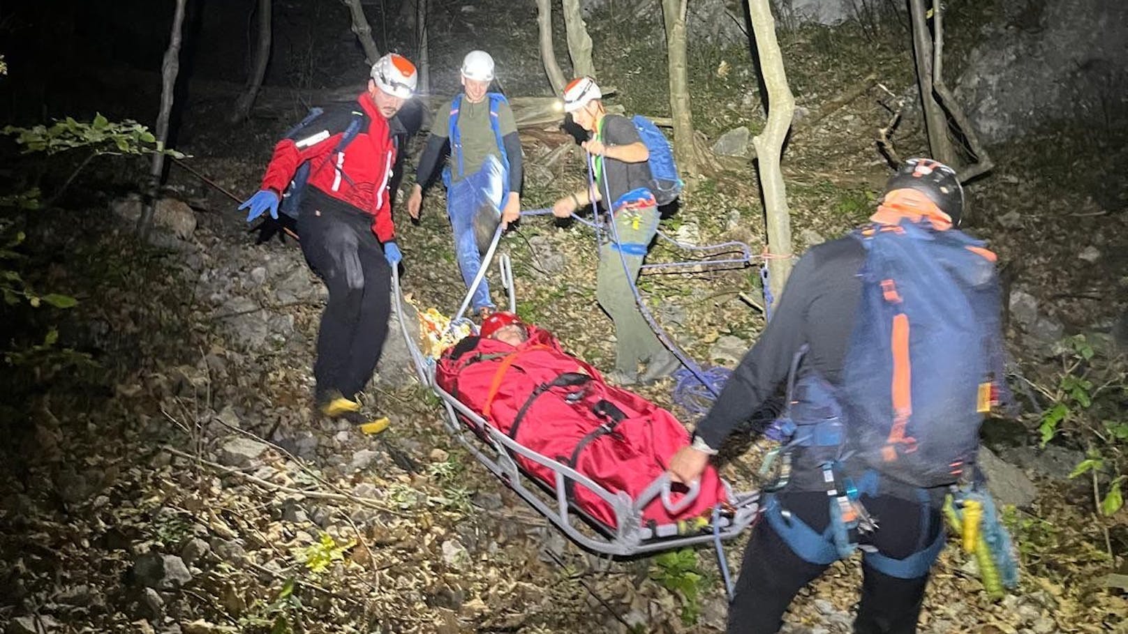 Frau stürzte über Felswand – schwer verletzt