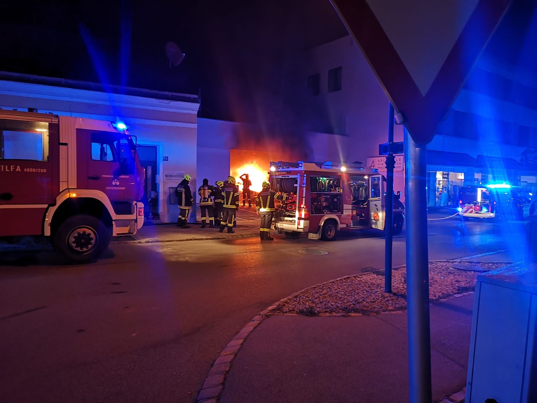 Pkw in Garage in Flammen – Feuerwehr im Einsatz