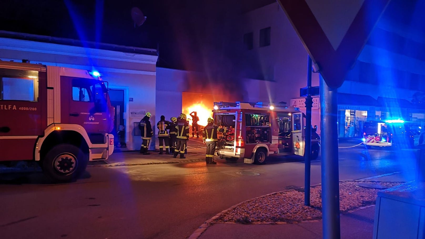 Pkw in Garage in Flammen – Feuerwehr im Einsatz