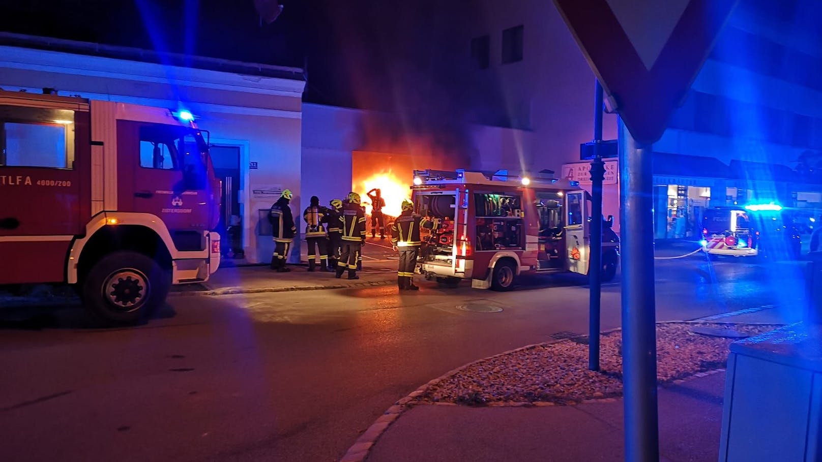 Pkw in Garage in Flammen – Feuerwehr im Einsatz