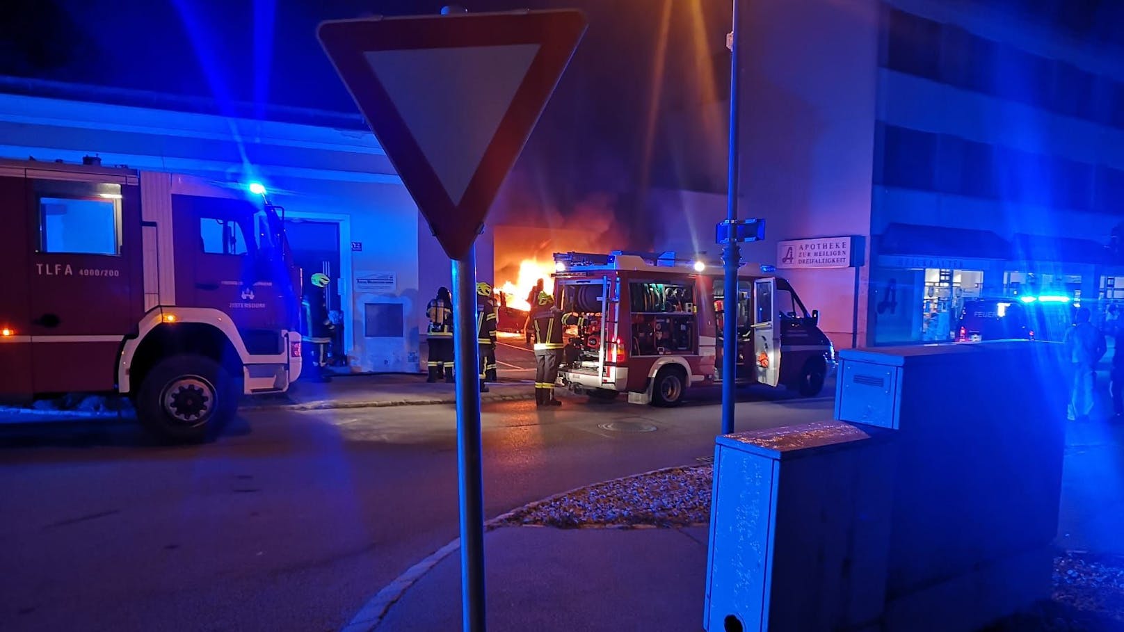 Pkw in Garage in Flammen – Feuerwehr im Einsatz