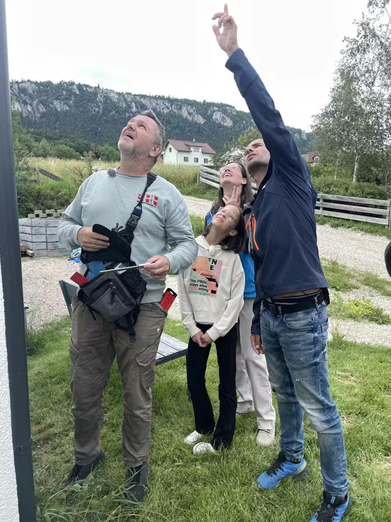 Aufgrund von Bauverzögerungen konnte der Einzug in ihr vermeintliches Traum-Fertighaus nicht wie geplant im Juli 2021 über die Bühne gehen, was zur Folge hatte, dass Katrin Lorber nach der Geburt ihres Kindes das Wochenbett in einem Zelt im Garten verbringen musste.