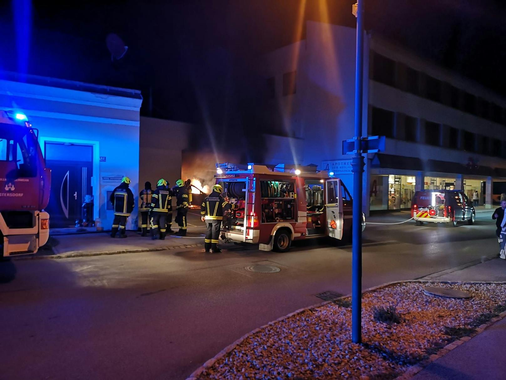 Pkw in Garage in Flammen – Feuerwehr im Einsatz