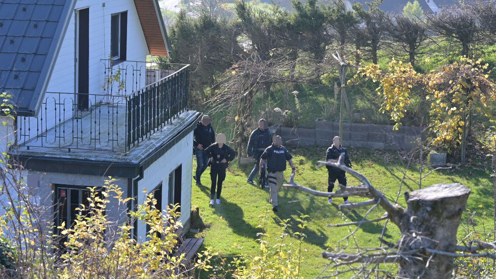 <strong>29.10.2024: Amoklauf im Mühlviertel – jetzt kommt alles ans Licht.</strong> Nach dem Doppelmord in Oberösterreich wird weiterhin nach dem tatverdächtigen Jäger (56) gefahndet – auch im Ausland. <a data-li-document-ref="120069595" href="https://www.heute.at/s/amoklauf-im-muehlviertel-jetzt-kommt-alles-ans-licht-120069595">Nun gibt es ein Update &gt;&gt;&gt;</a>