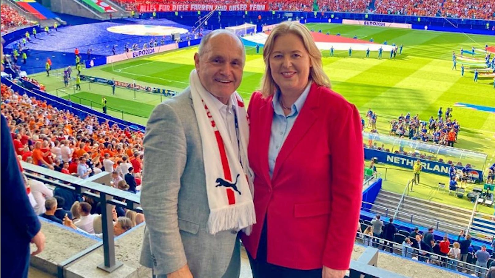 Ex-Nationalratspräsident Wolfgang Sobotka (ÖVP) am 25. Juni 2024 mit der deutschen Bundestagspräsidentin Bärbel Bas (SPD) im Berliner Olympiastadion beim Spiel Österreich gegen die Niederlande.