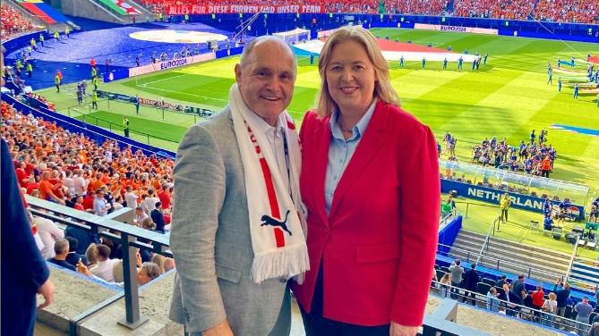 Ex-Nationalratspräsident Wolfgang Sobotka (ÖVP) am 25. Juni 2024 mit der deutschen Bundestagspräsidentin Bärbel Bas (SPD) im Berliner Olympiastadion beim Spiel Österreich gegen die Niederlande.
