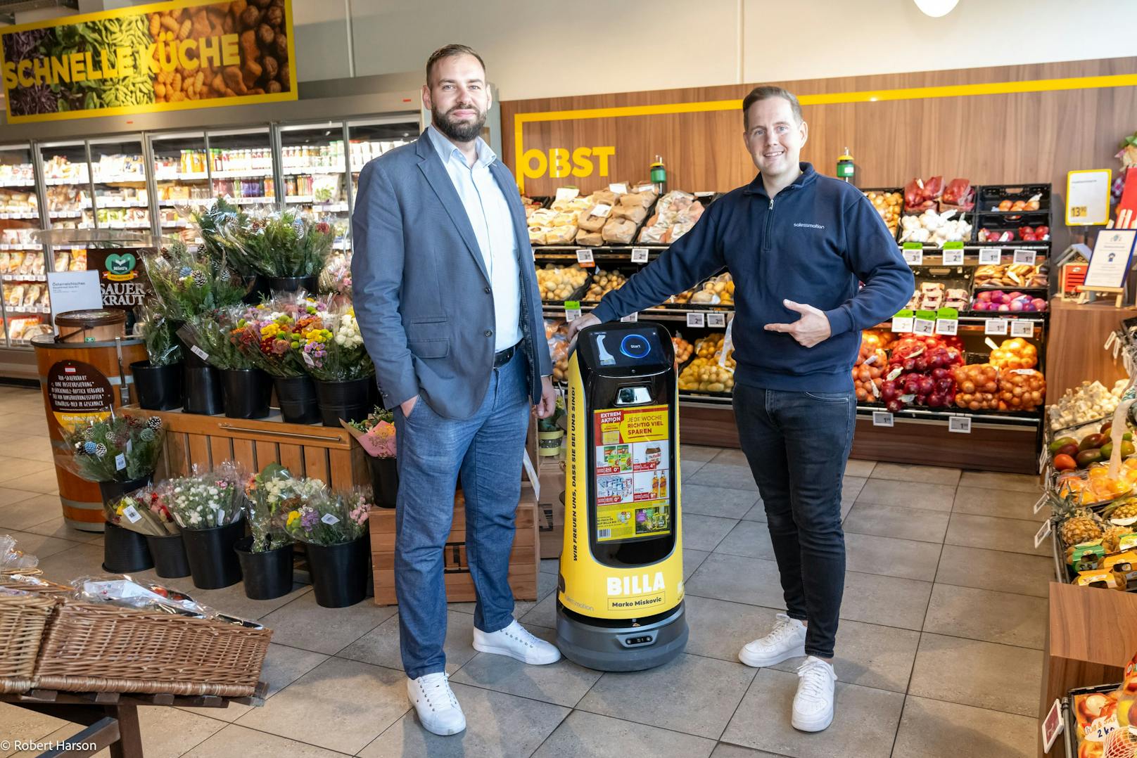 Die Umsetzung seiner Idee gelang Miskovic in Zusammenarbeit mit dem Unternehmen salesmotion. Im Bild: Der Kaufman (l.) mit Robo-CEO Maximilian Hussar.