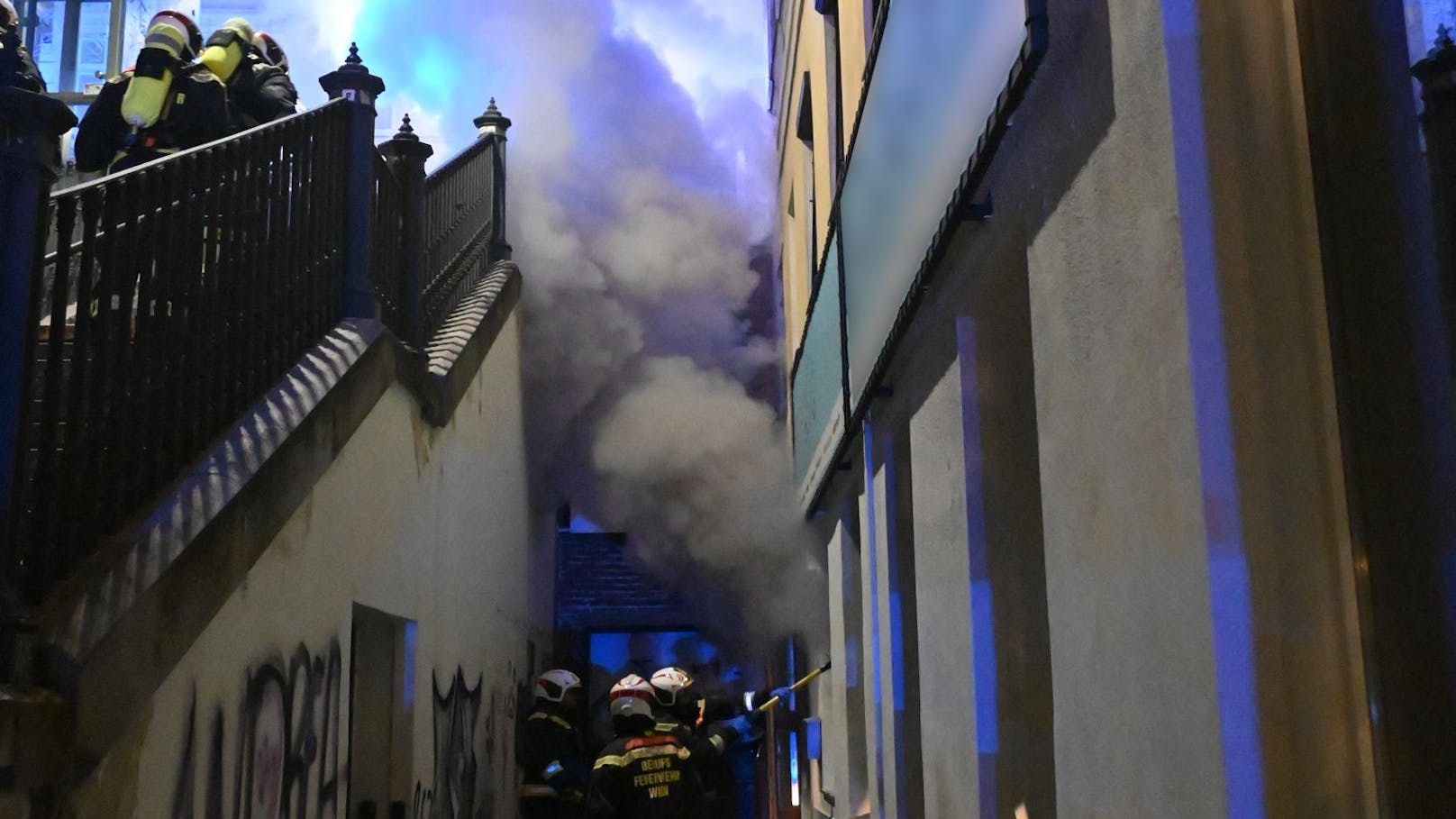 Wohnhaus in Wien in Flammen – neun Menschen gerettet