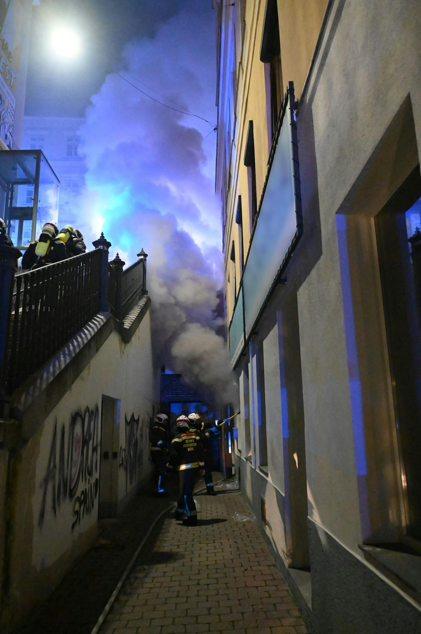 Insgesamt neun Menschen mussten von der Feuerwehr aus dem brennenden Wohnhaus gerettet werden.