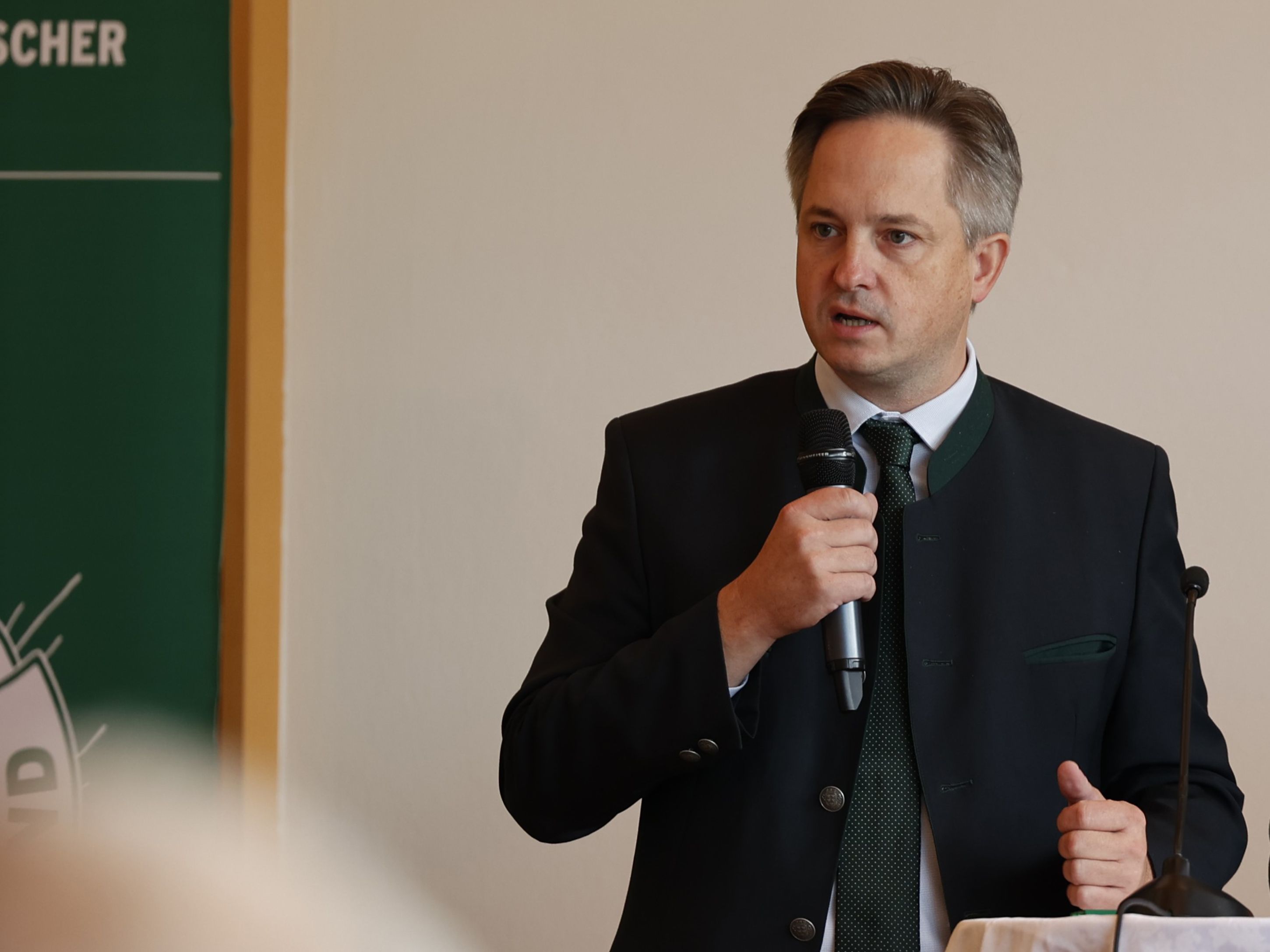 Der niederösterreichische Kammerpräsident und Bauernbund-Abgeordneter im Nationalrat Johannes Schmuckenschlager (VP) unterstützt die NÖM-Milchbauern.