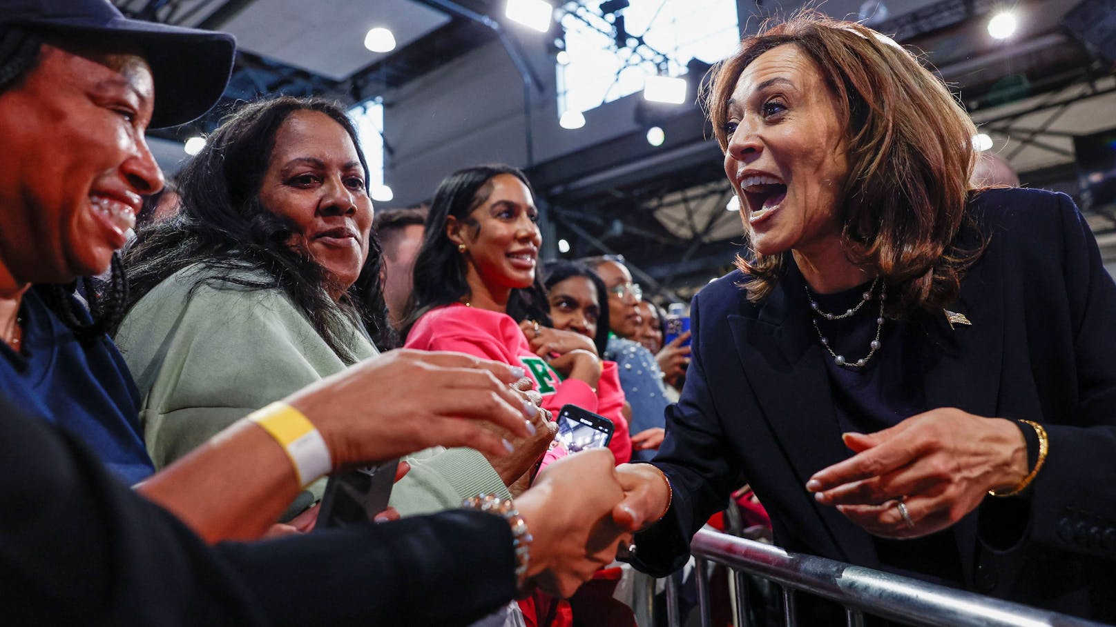 Bei einer Wahlkampfveranstaltung im Swing State Pennsylvania versucht Harris entscheidende Wählende für sich zu gewinnen.