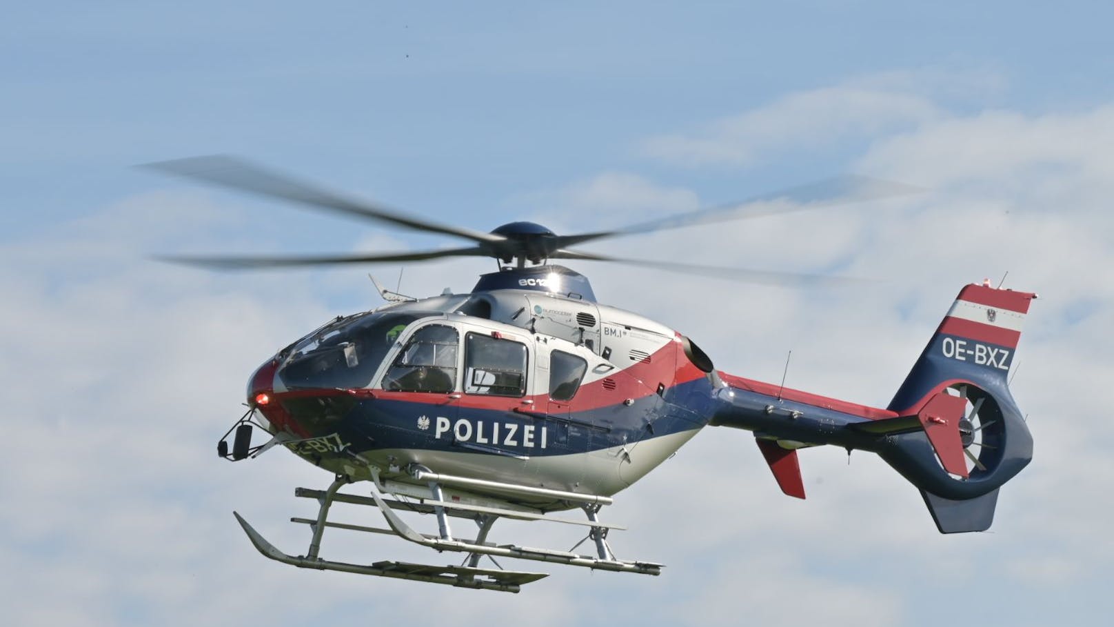 Helikopter fliegen über dem Ort.