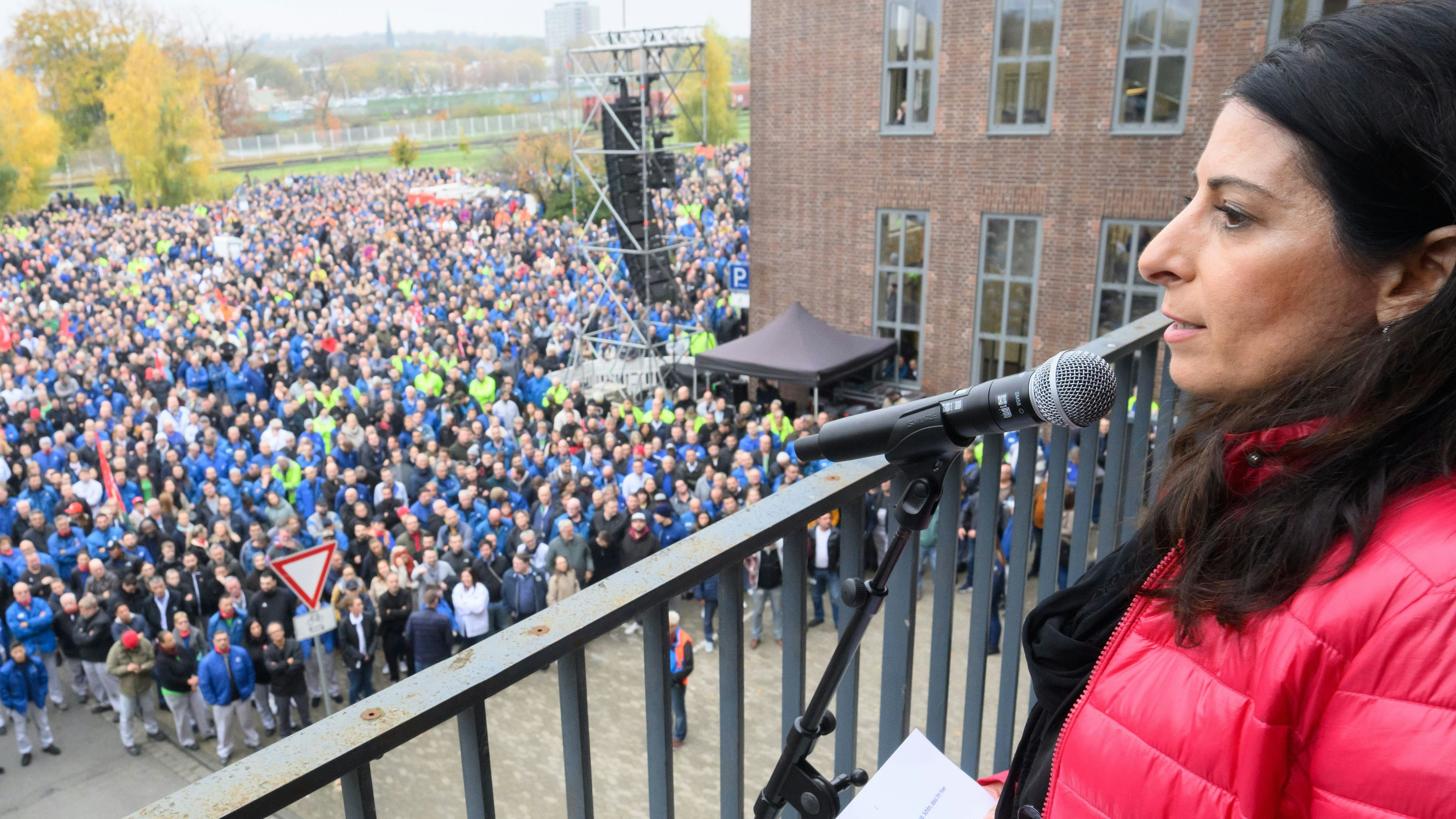 Betriebsratschefin Daniela Cavallo nahm bei ihrer Rede vor Mitarbeitern das Wort Streik nicht in den Mund