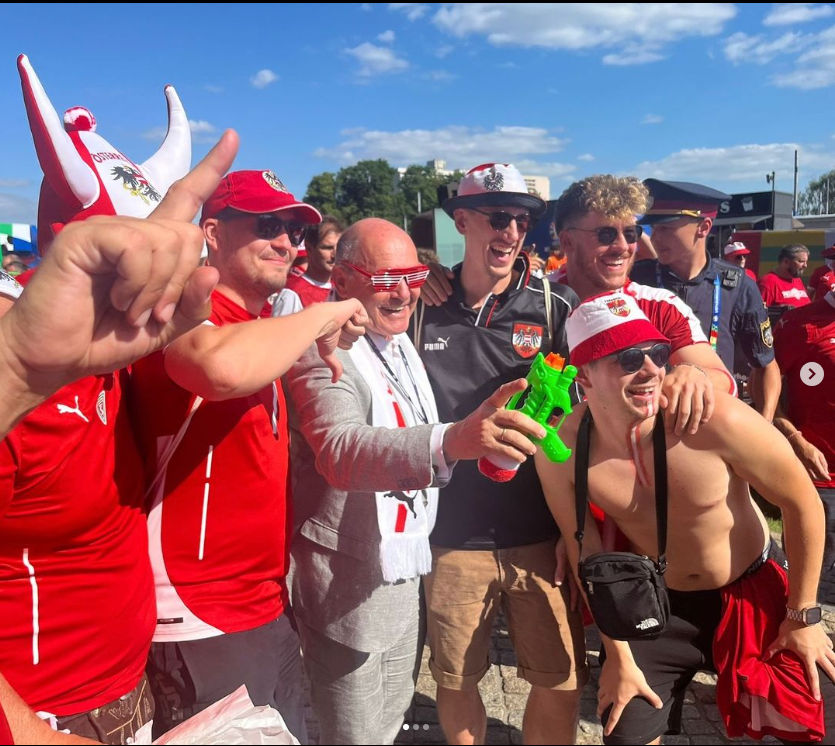 Wolfgang Sobotka mit österreichischen Fans vor dem Spiel Österreich gegen die Niederlande bei der Euro in Berlin