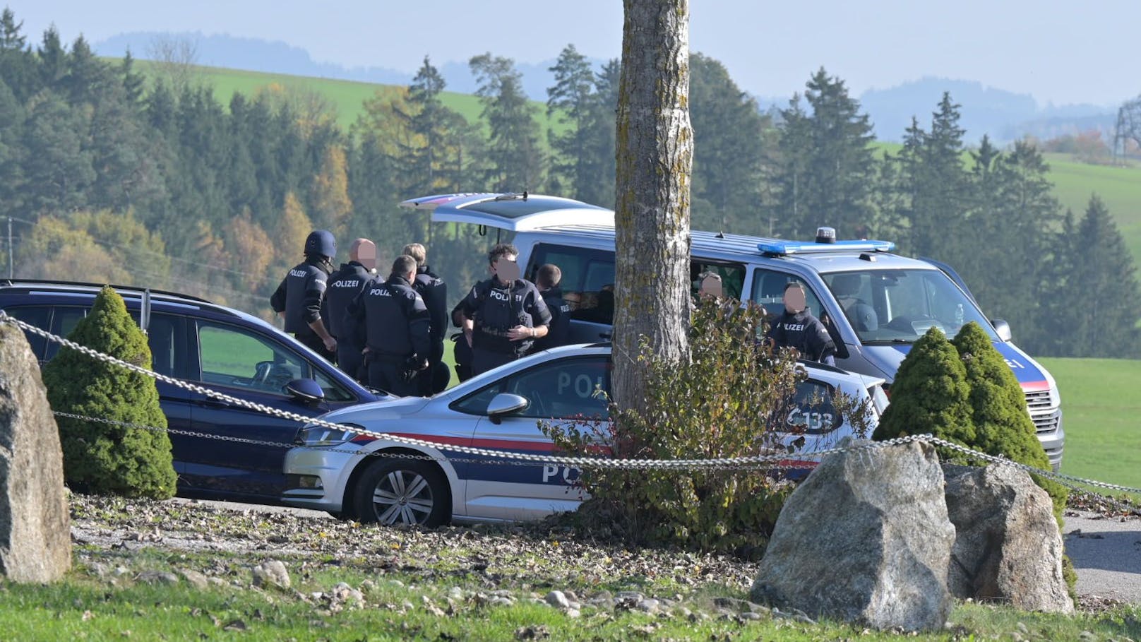 Der Täter ist nach wie vor flüchtig, die Polizei hat ihn zur Fahndung ausgeschrieben.