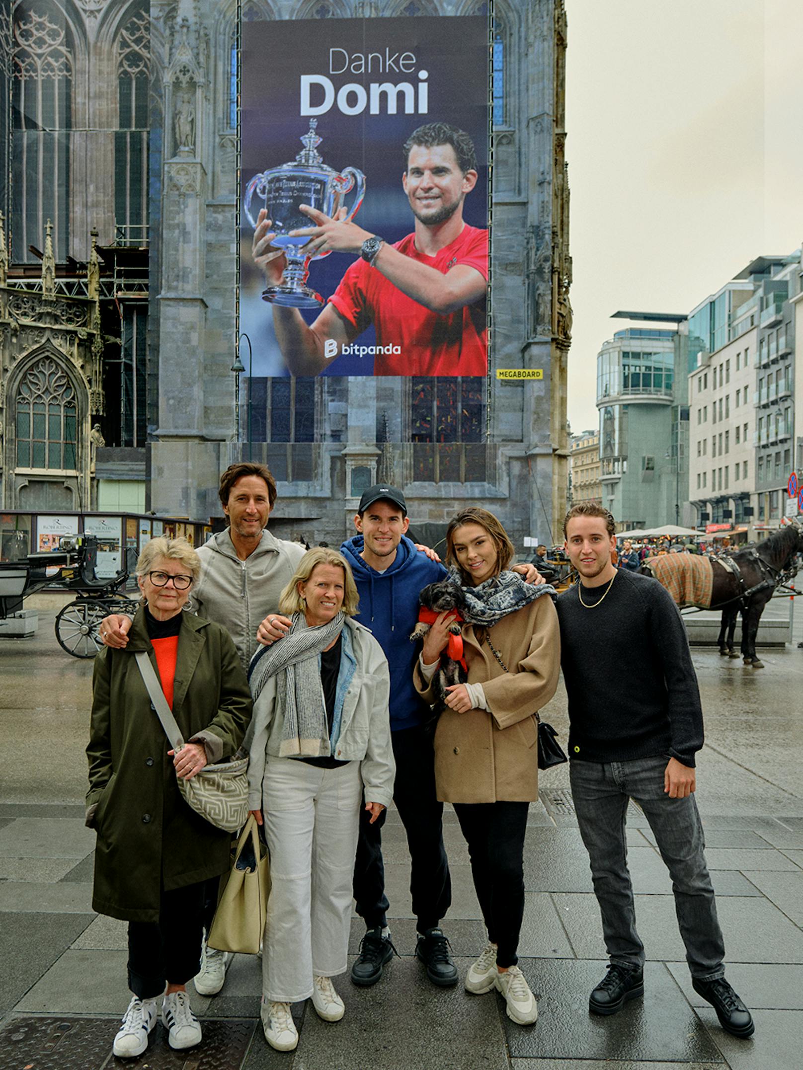 Bitpanda präsentierte ein 100 Quadratmeter großes Plakat am Stephansdom mit der Aufschrift "Danke Domi". 