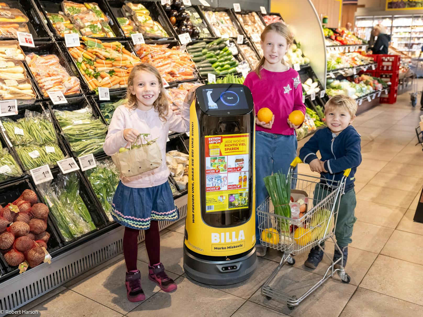 Der Serviceroboter steht Kunden-Fragen rund um das Sortiment zur Verfügung, während sich der Putzroboter um einen sauberen Boden im Markt kümmert.