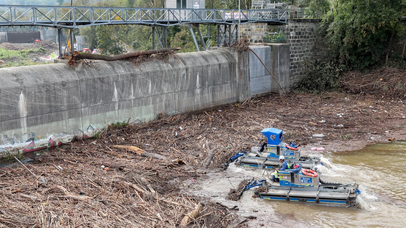 Mähboote räumten 500 Tonnen Treibgut aus Auhof-Becken