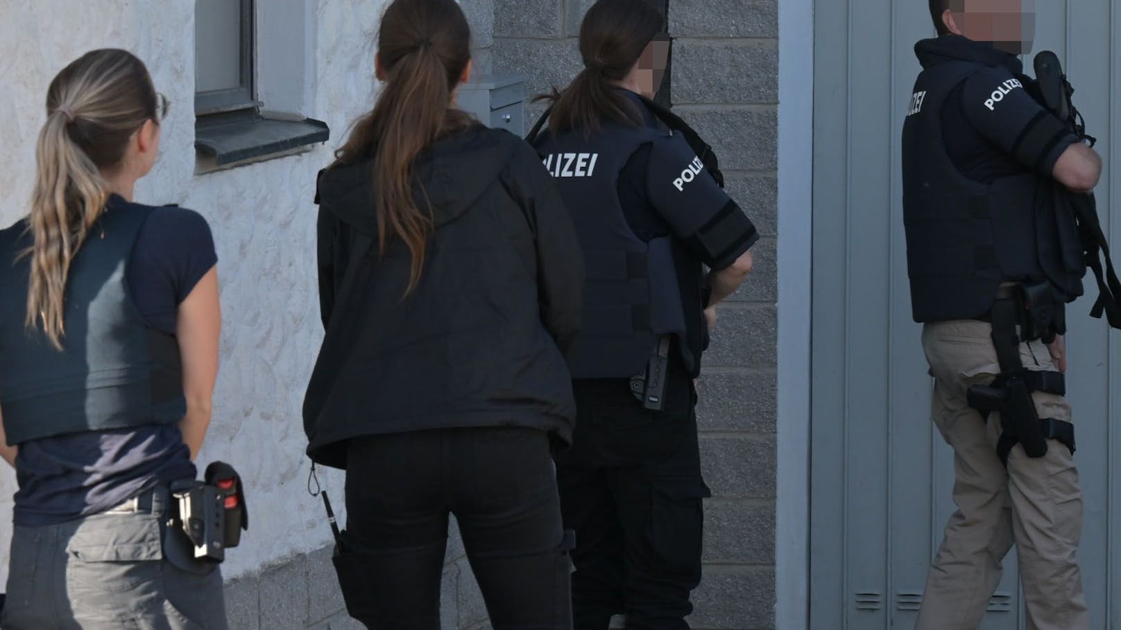 Die Polizei auf der Suche nach dem Täter.