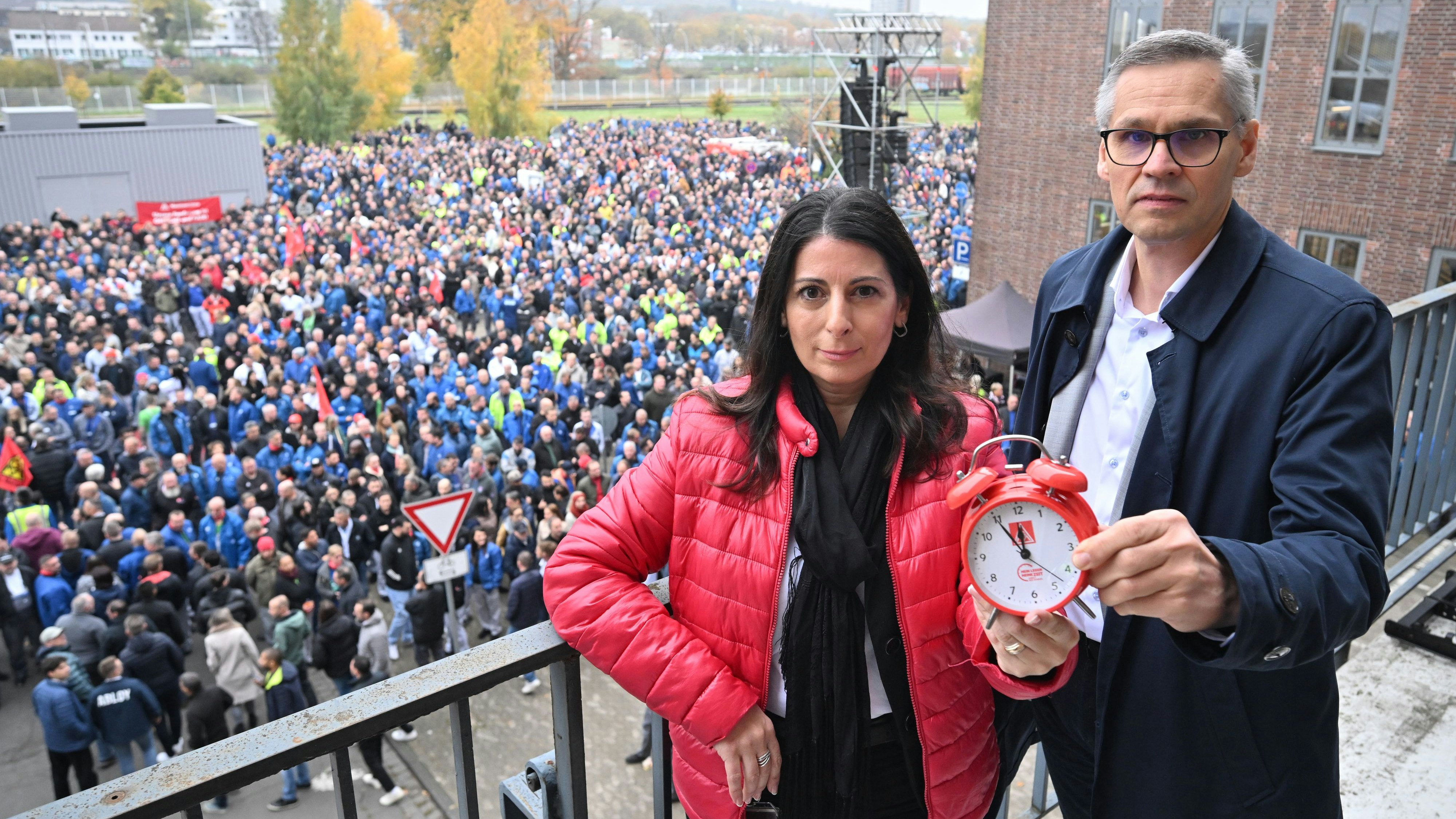 VW-Beriebsratschefin Daniela Cavallo und Thorsten Gröger, Gewerkschafter der IG Metall, am Montag vor VW-Mitarbeitern in Wolfsburg