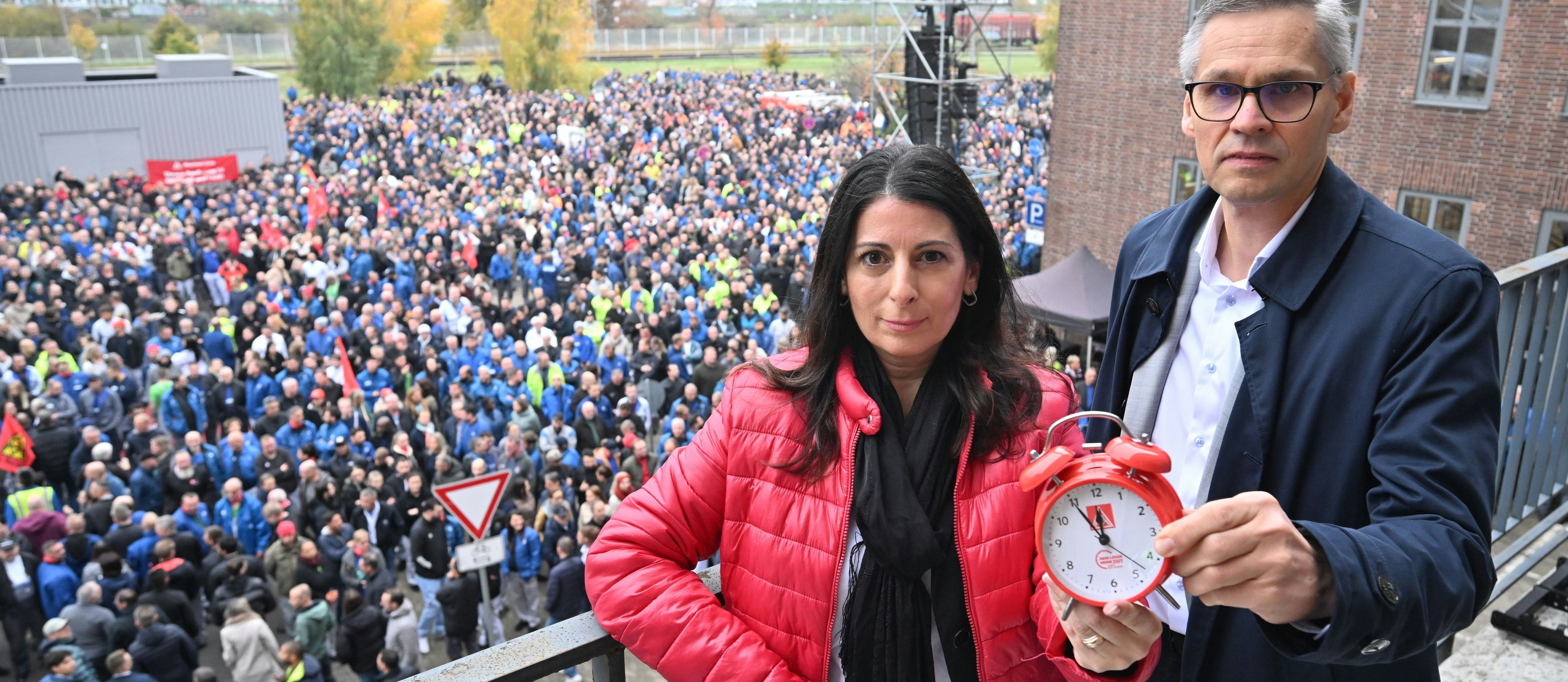 VW-Beriebsratschefin Daniela Cavallo und Thorsten Gröger, Gewerkschafter der IG Metall, am Montag vor VW-Mitarbeitern in Wolfsburg