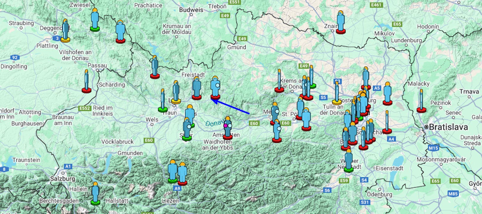 Die gemeldeten Sichtungen der Feuerkugel. In Blau die ermittelte Zugbahn.