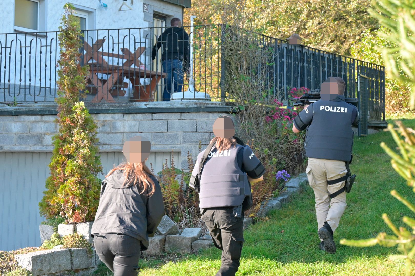 Hausdurchsuchung beim mutmaßlichen Täter.
