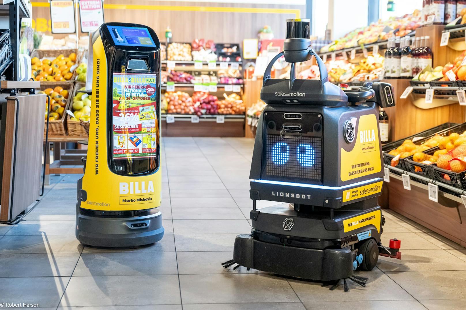 Zusammen mit "GLupschi" (r.) ist der Roboter sind nun täglich im Einsatz im Billa-Markt in Gloggnitz.