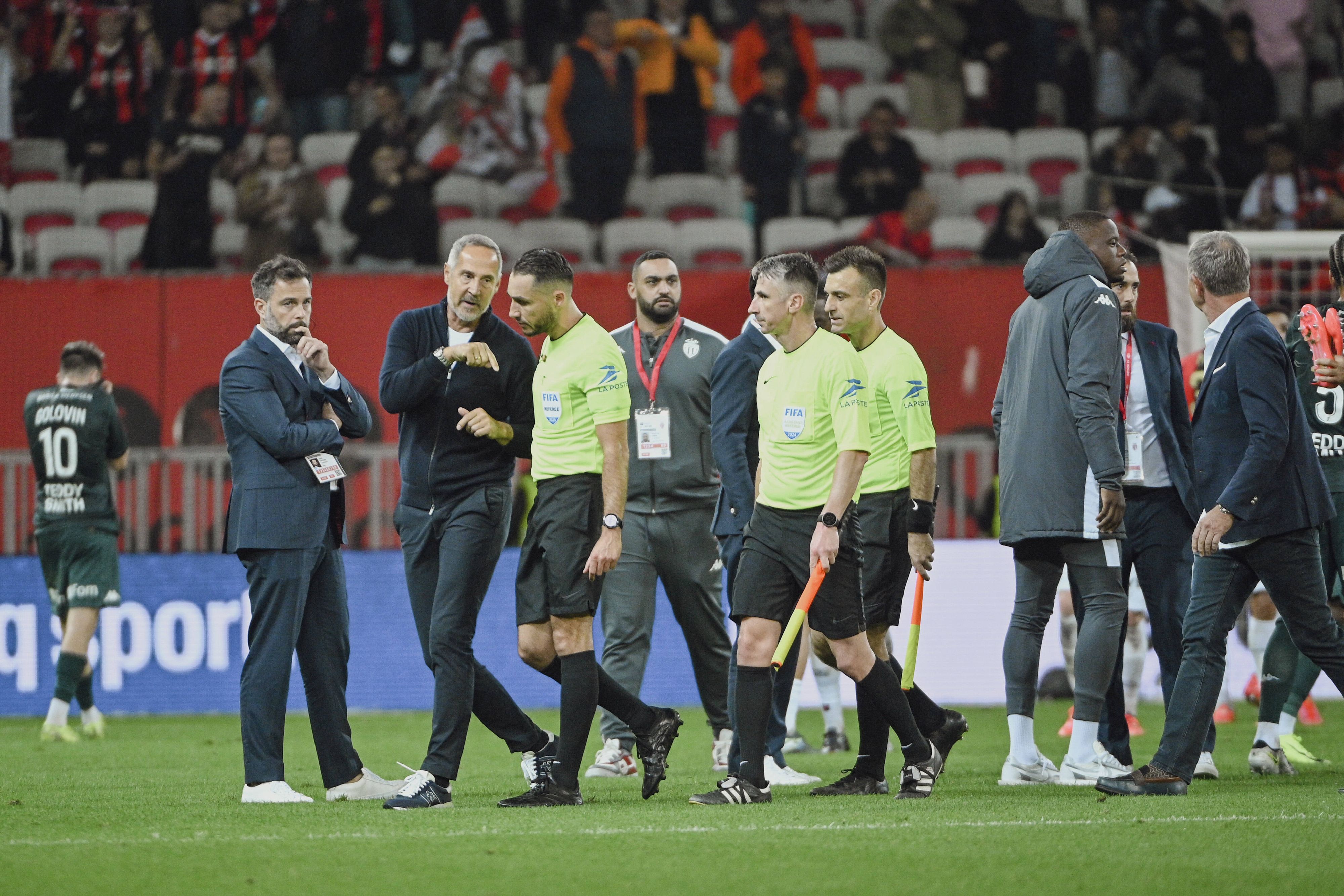 Nach dem Spiel diskutierte Adi Hütter mit dem Schiedsrichter.