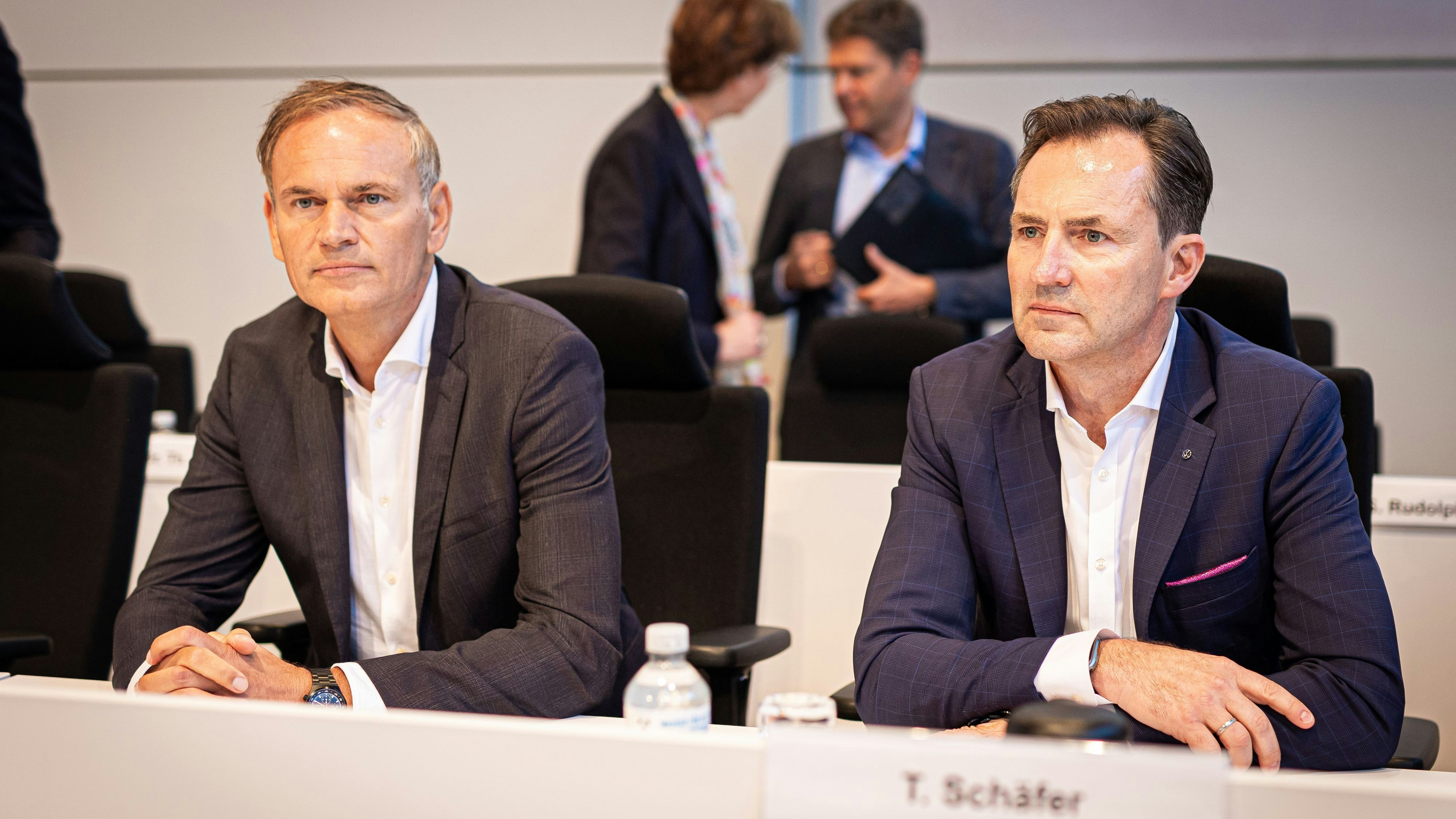 Volkswagen-Konzernchef Oliver Blume (l) mit Vorstandsmitglied Thomas Schäfer