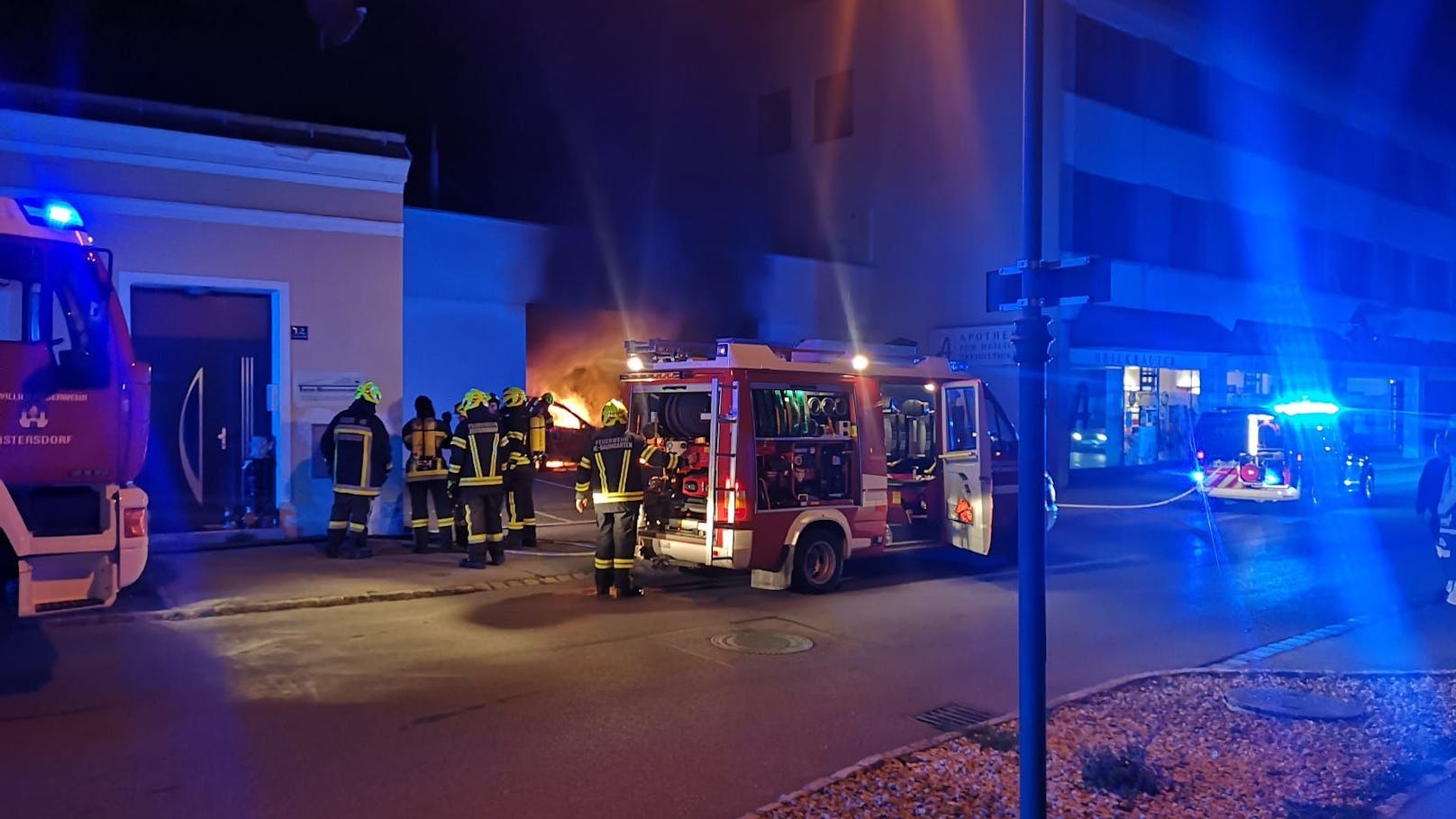 Pkw in Garage in Flammen – Feuerwehr im Einsatz