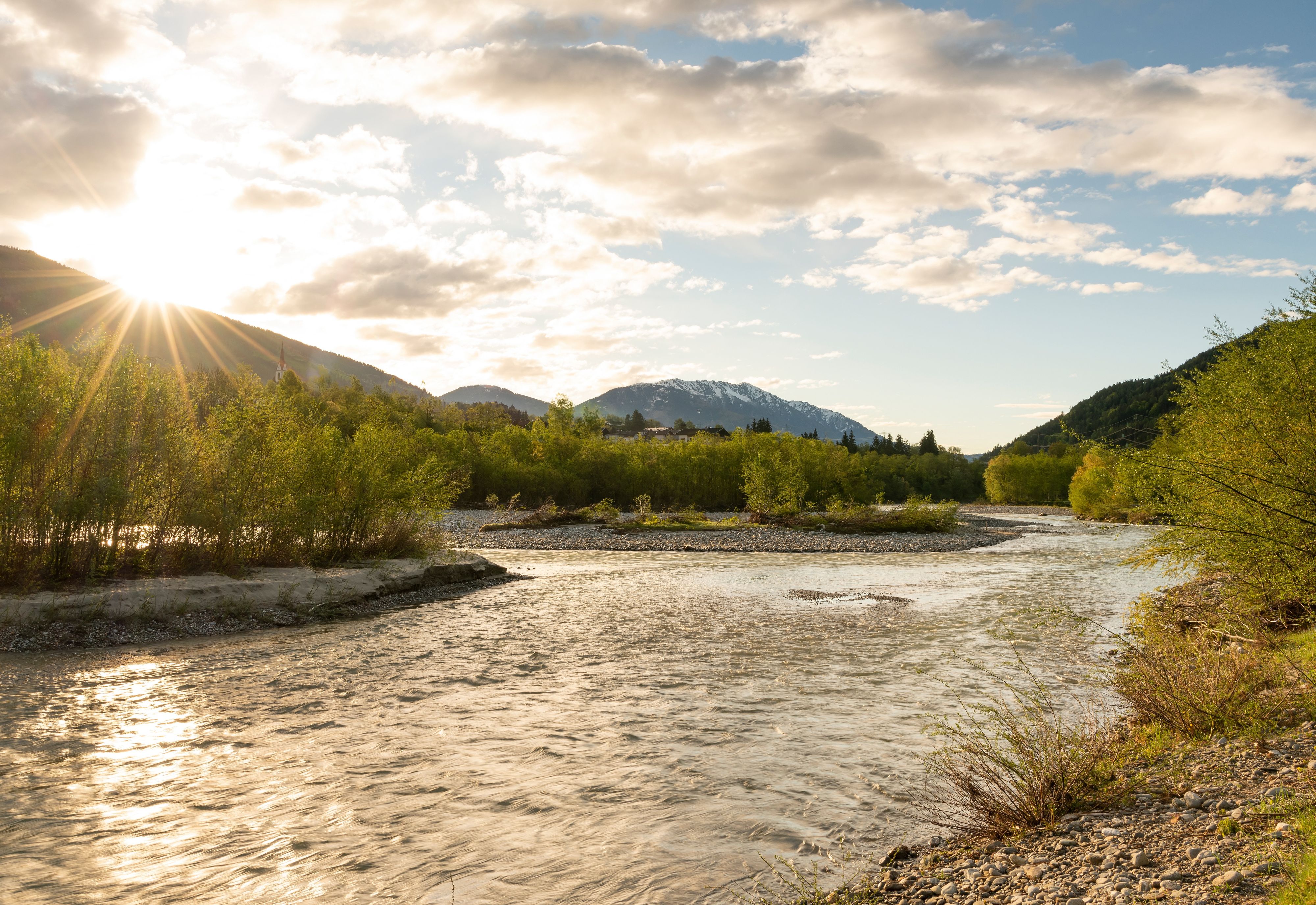 Naturnaher Flussabschnitt an der Isel in Osttirol.
