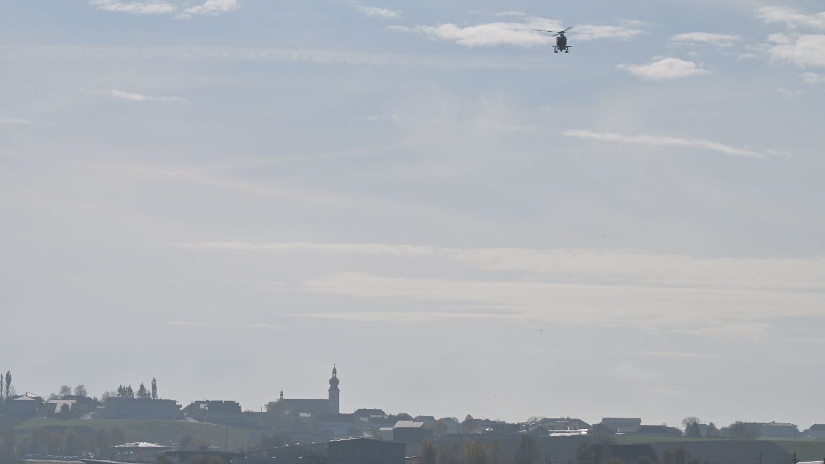 Ein Helikopter fliegt über den Ort.