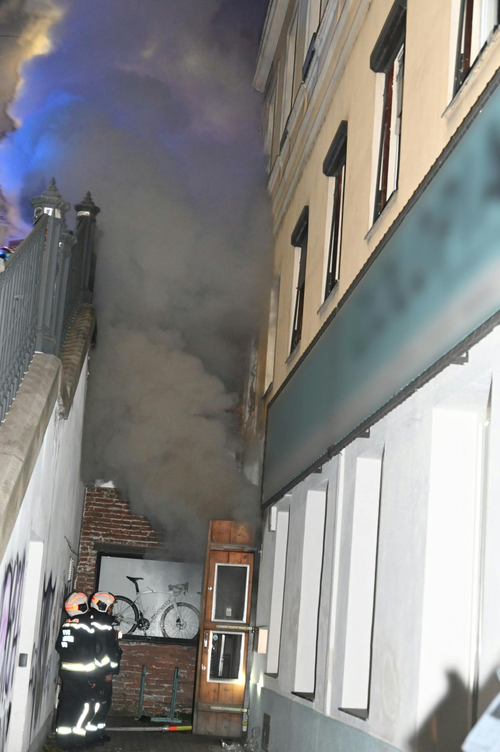 In der Nacht auf Montag stand die Feuerwehr in Wien im Großeinsatz. 