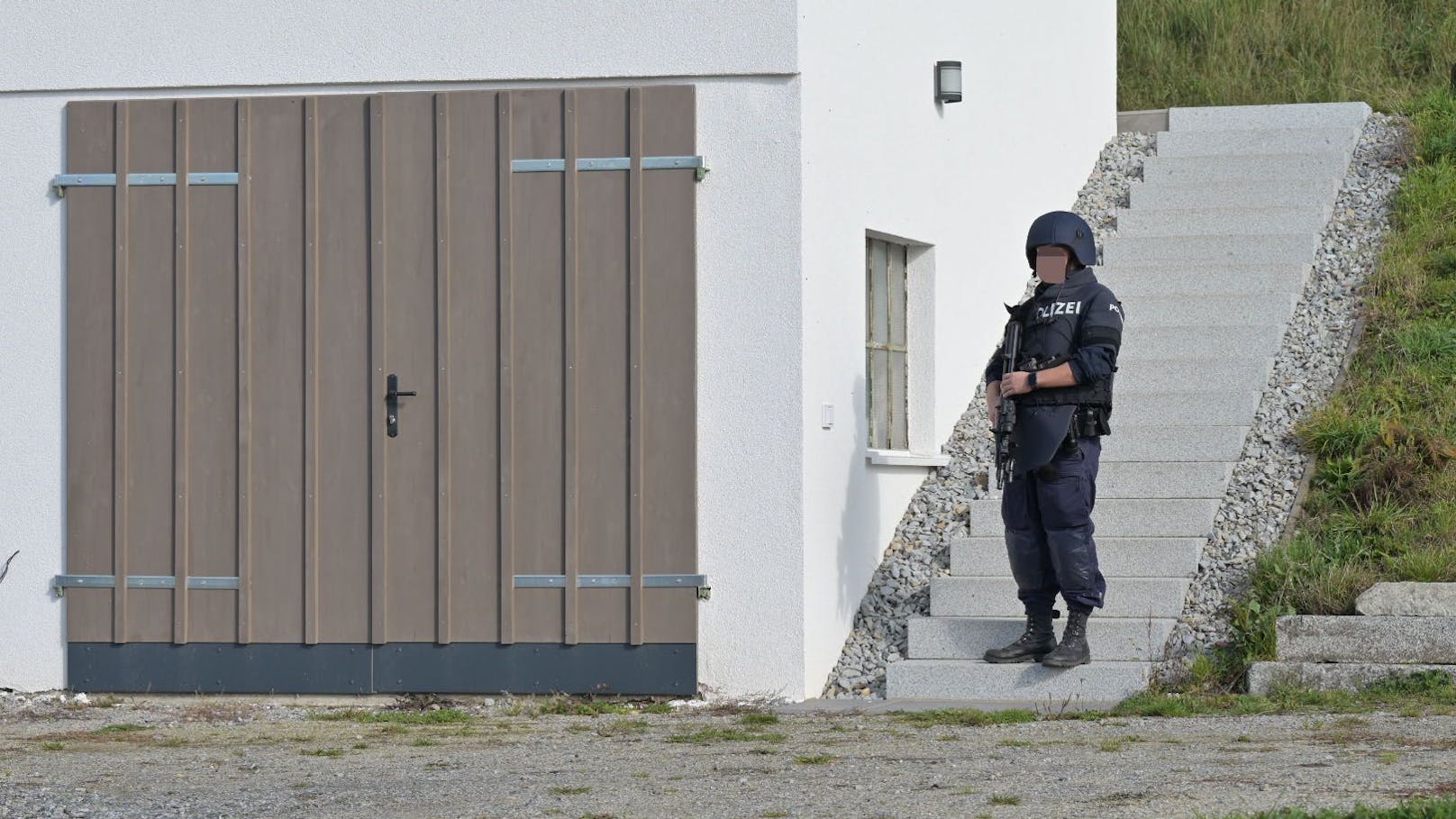 Ein Polizist hält Wache.