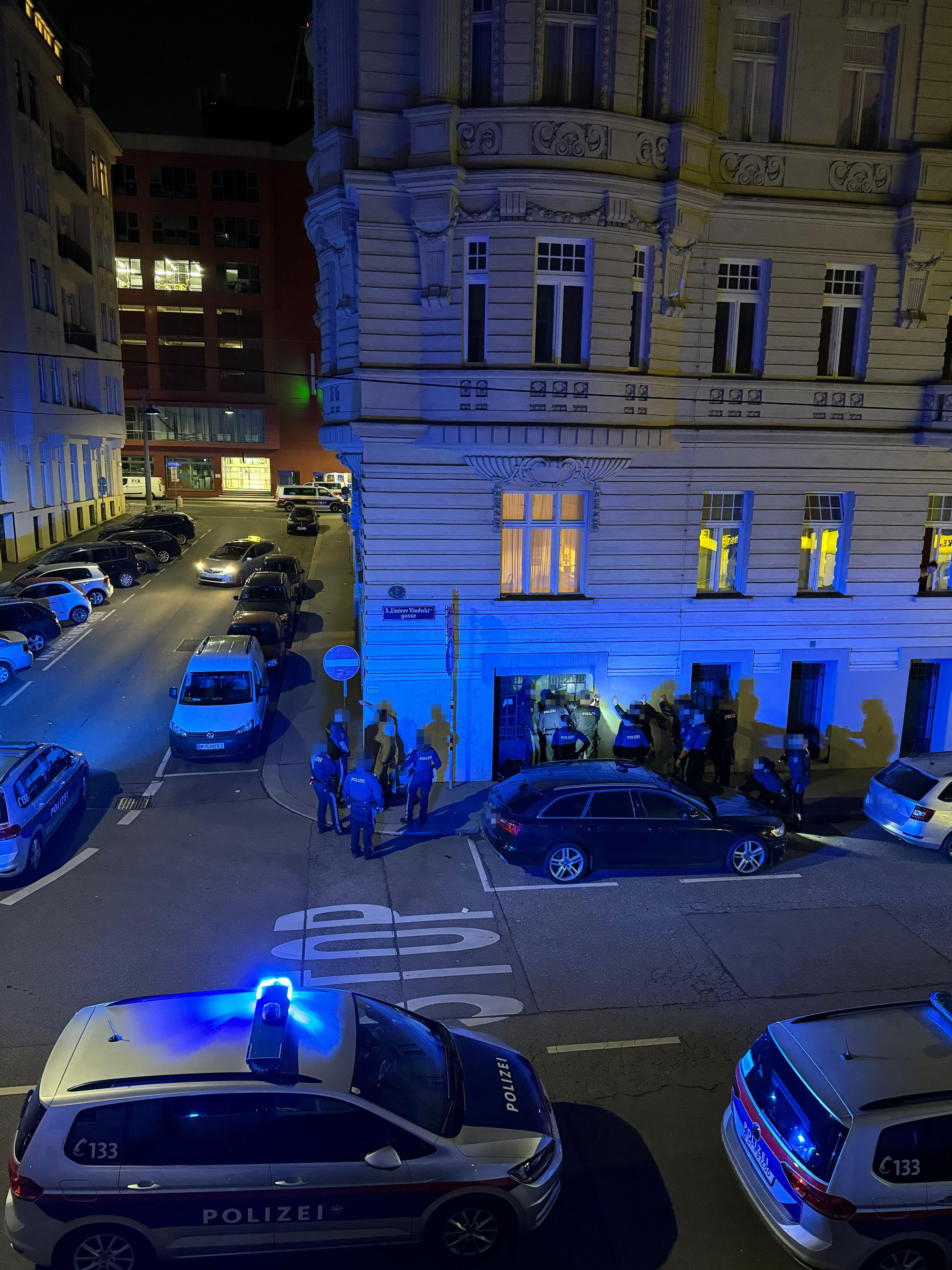 Die jungen Tatverdächtigen wurden von der Polizei festgenommen.